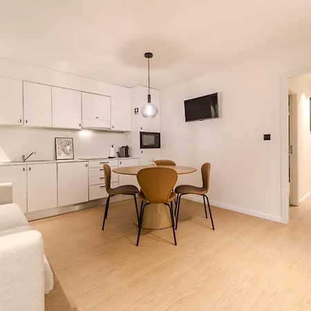 Work And Tourism Apart. Well Located Apartment *